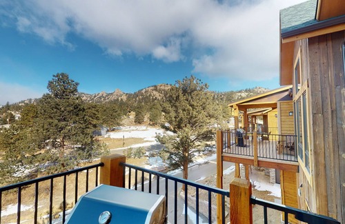 Estes Park House | Luxury 4 bed condo, RMNP Views, walk downtown #296