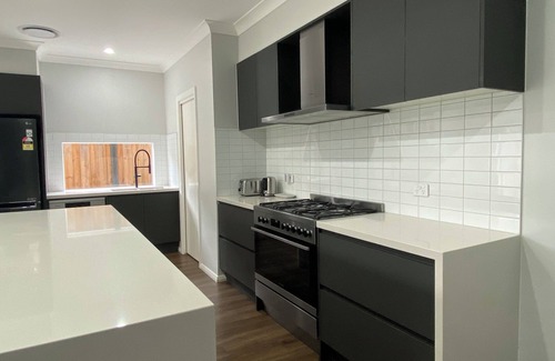 Gledswood Hills House | Luxury 4-bedroom house -Sleeps 10 Guests