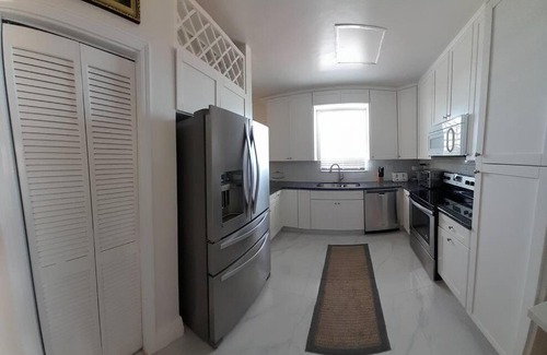Bahamia West Apartment | Luxury 4 bedroom 2 1/2 bath Condo with pool