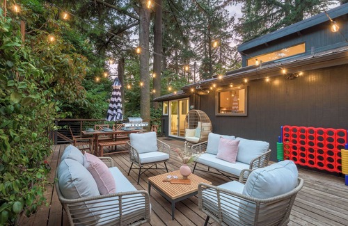 Eugene House | Luxury 4-bedroom house with Spa, Pool Table, and Amazing views! Close to Campus!