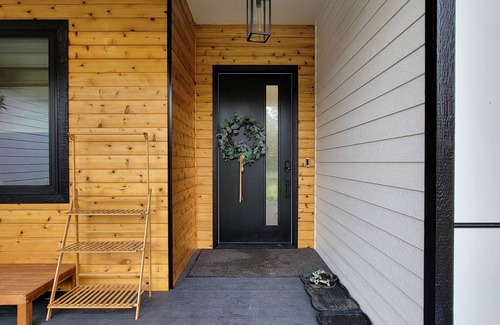 Fishhook House | Luxury 4-bedroom house with office in Palmer