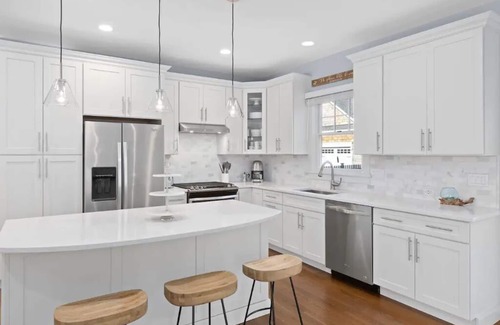 Clearwater Beach House | Luxury 4-bedroom in East Hampton [w/private beach]