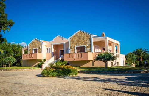 Kalamaki Villa | Luxury 4 bedroom Villa with private pool and kids pool.