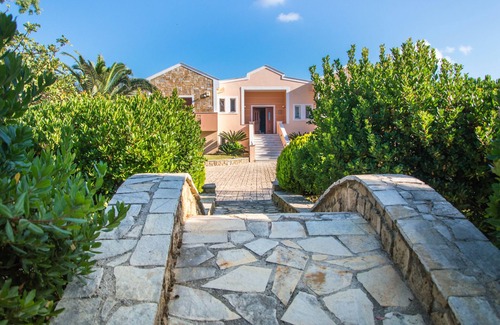 Kalamaki Villa | Luxury 4 bedroom Villa with private pool and kids pool.