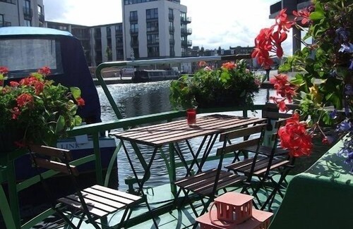 Tollcross Boat Rental | Luxury 4* Floating Houseboat in the heart of Edinburgh City Centre