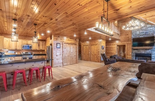 Waynesville House | Luxury 4200 Sqft Log Cabin on 50 Acres Sleeps 16