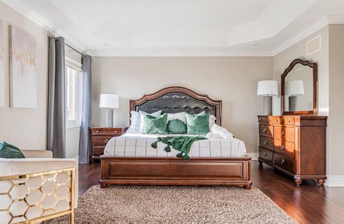 Hurontario Villa | Luxury 4BR-3.5Bath House 3000 SQFT