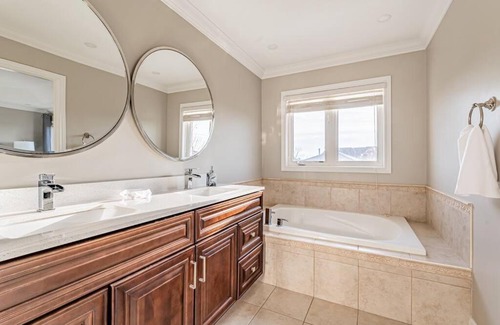 Hurontario Villa | Luxury 4BR-3.5Bath House 3000 SQFT