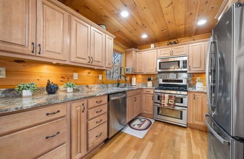 My Mountain Cabin | Luxury 4br/4.5ba, In Ground Pool, Hot Tub, wifi, Game Room