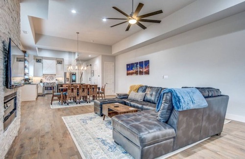 Old East Dallas House | Luxury 4BR Dallas Home/5 Mins DT/Private Yard