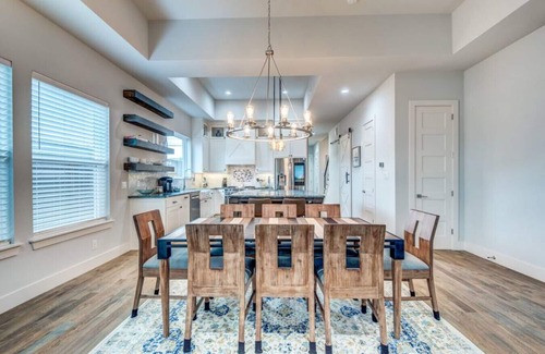Old East Dallas House | Luxury 4BR Dallas Home/5 Mins DT/Private Yard