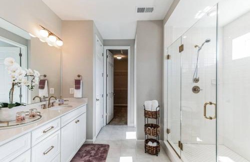 Winchester House | Luxury 4BR Retreat Kitchen Grill Fireplace