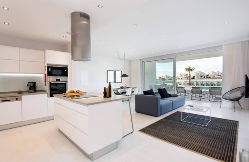Porto de Mos Apartment | LUXURY 5* APARTMENT - DIRECT POOL ACCESS & NEXT TO PORTO DE MOS BEACH LAGOS