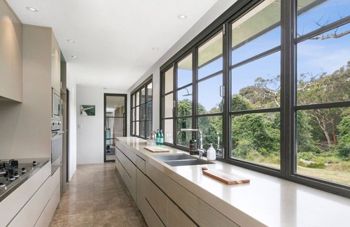 Balgowlah Heights House | Luxury 5 Bed House with Beach Trails and Pool