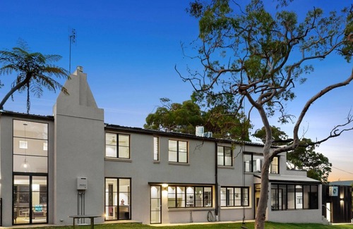 Balgowlah Heights House | Luxury 5 Bed House with Beach Trails and Pool