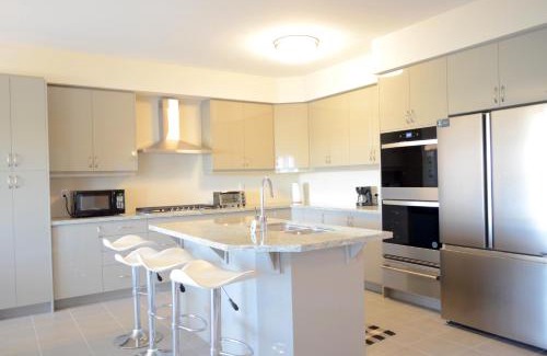 County of Brant House | Luxury 5 Bed Retreat for 12 with Gourmet Kitchen