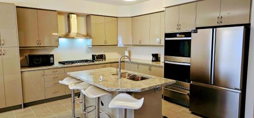 County of Brant House | Luxury 5 Bed Retreat for 12 with Gourmet Kitchen