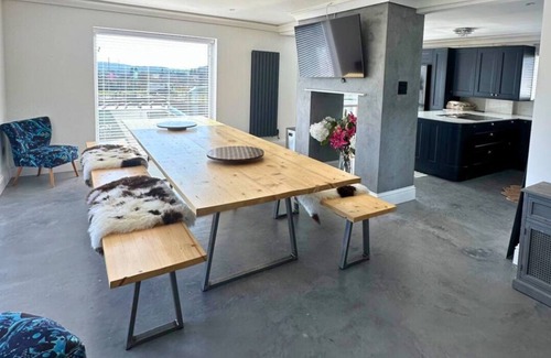 Patchway House | Luxury 5 Bed - Sleeps 14 - With Swimming Pool