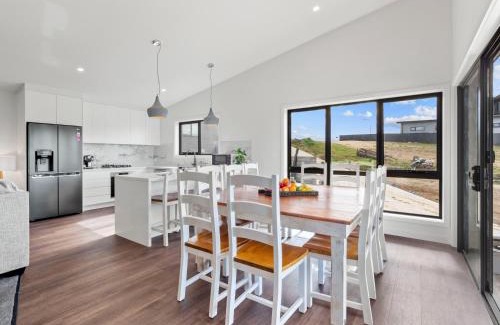 Jindabyne House | Luxury 5 Bedroom Home - Sentinel Chalet - Snowy Mountains - Jindabyne