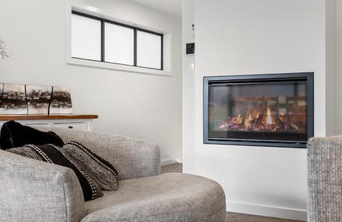 Jindabyne House | Luxury 5 Bedroom Home - Sentinel Chalet - Snowy Mountains - Jindabyne