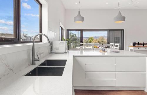 Jindabyne House | Luxury 5 Bedroom Home - Sentinel Chalet - Snowy Mountains - Jindabyne