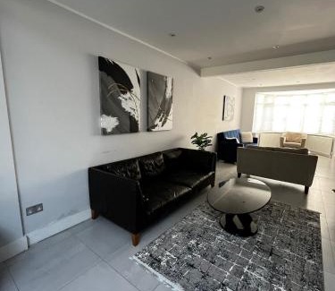 Finchley Church End House | Luxury 5 bedroom house with Private car park in London