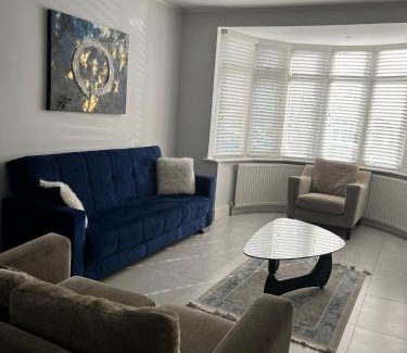 Finchley Church End House | Luxury 5 bedroom house with Private car park in London