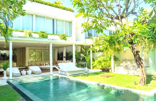 Batubelig Villa | Luxury 5 Bedroom Private Pool at The Sea #Z8