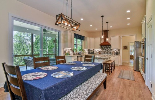 Black Mountain House | Luxury 5 bedroom, Mountain Views, Hot Tub, Game Room, Gourmet Kitchen, Hiking