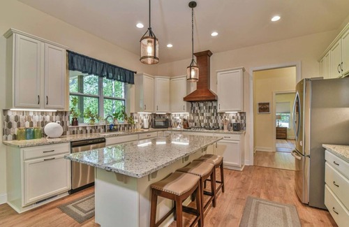 Black Mountain House | Luxury 5 bedroom, Mountain Views, Hot Tub, Game Room, Gourmet Kitchen, Hiking