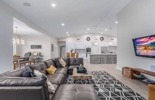 Fountain Hills House | Luxury 5 Bedroom Desert Retreat Sleeps 12 Hot Tub