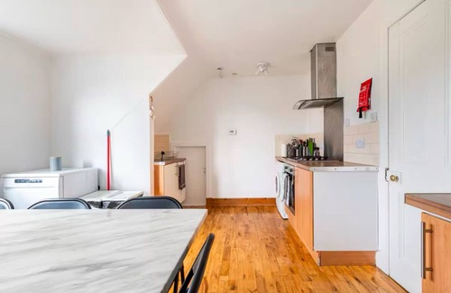 Liberton House | Luxury 5 Bedroom Victorian apartment in central Edinburgh with private parking