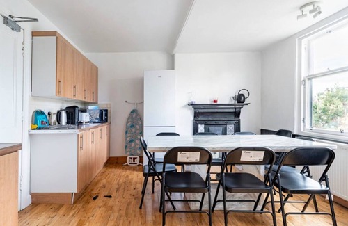 Liberton House | Luxury 5 Bedroom Victorian apartment in central Edinburgh with private parking