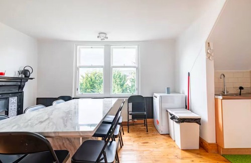 Liberton House | Luxury 5 Bedroom Victorian apartment in central Edinburgh with private parking
