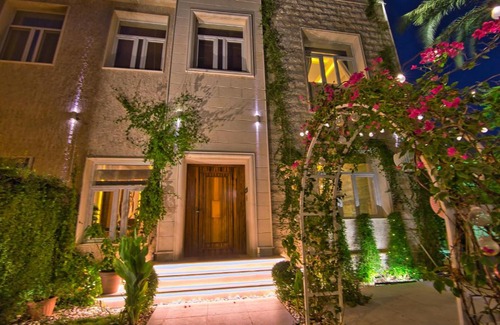 Doha Villa | Luxury 5 Bedroom Villa (Optional Car and Driver)