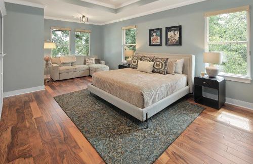 College Park Villa | Luxury 5 BR 4 Bath, Hot Tub, Outdoor Kitchen, Across Street from Kyle Field!