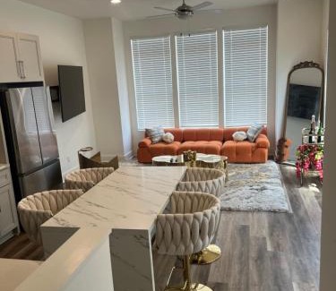 Edgewood Apartment | Luxury 5-Level Townhouse with City View