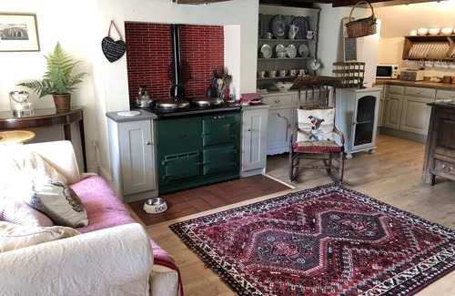 Newport Cottage | Luxury 5 star chocolate box thatched cottage close to west Wight beaches