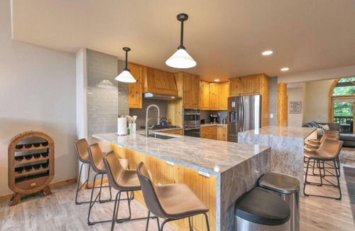 Four O'Clock House | Luxury 5BR Elk townhome, sleeps 14 w/hot tub, one block from Snowflake Lift
