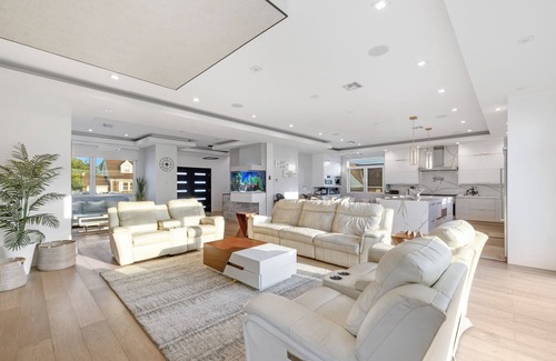 Alden Manor House | Luxury 5BR Smart Home Near JFK with Gym, Theater & BBQ