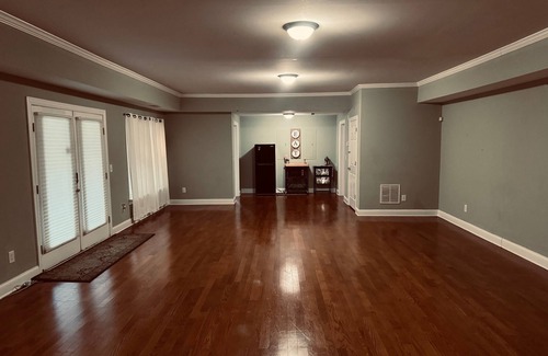 Conley House | Luxury 6BR Mini-Mansion - Sleeps 16+ Theater Event Room Near Airport/Dwtn