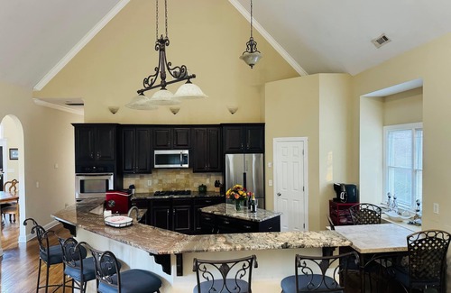 Conley House | Luxury 6BR Mini-Mansion - Sleeps 16+ Theater Event Room Near Airport/Dwtn