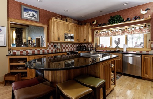Ludlow House | Luxury 6br Solitude Ge- Indoor Bball Court, Private Tub 6 Bedroom Home by RedAwning
