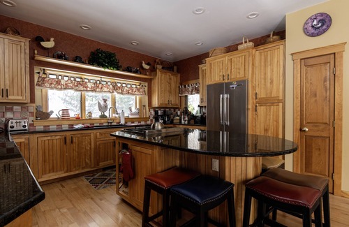 Ludlow House | Luxury 6br Solitude Ge- Indoor Bball Court, Private Tub 6 Bedroom Home by RedAwning