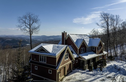 Ludlow House | Luxury 6br Solitude Ge- Indoor Bball Court, Private Tub 6 Bedroom Home by RedAwning