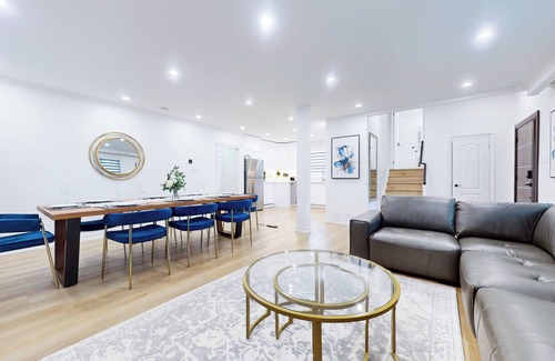 Bathurst Manor House | Luxury 7 Bedroom/3 Bath Home