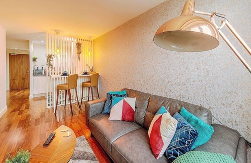 The Westside Apartment | Luxury 9ine Beautiful Broad Street Apartment