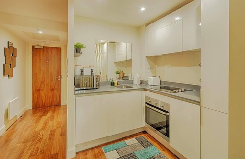 The Westside Apartment | Luxury 9ine Beautiful Broad Street Apartment