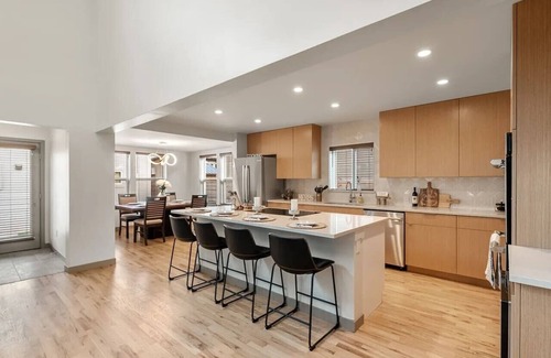 Regis House | Luxury Amenity Mansion |Swim Spa|Rooftop|Game Room