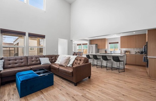 Regis House | Luxury Amenity Mansion |Swim Spa|Rooftop|Game Room